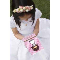 niña vestida de comunion con tarjeta regalo